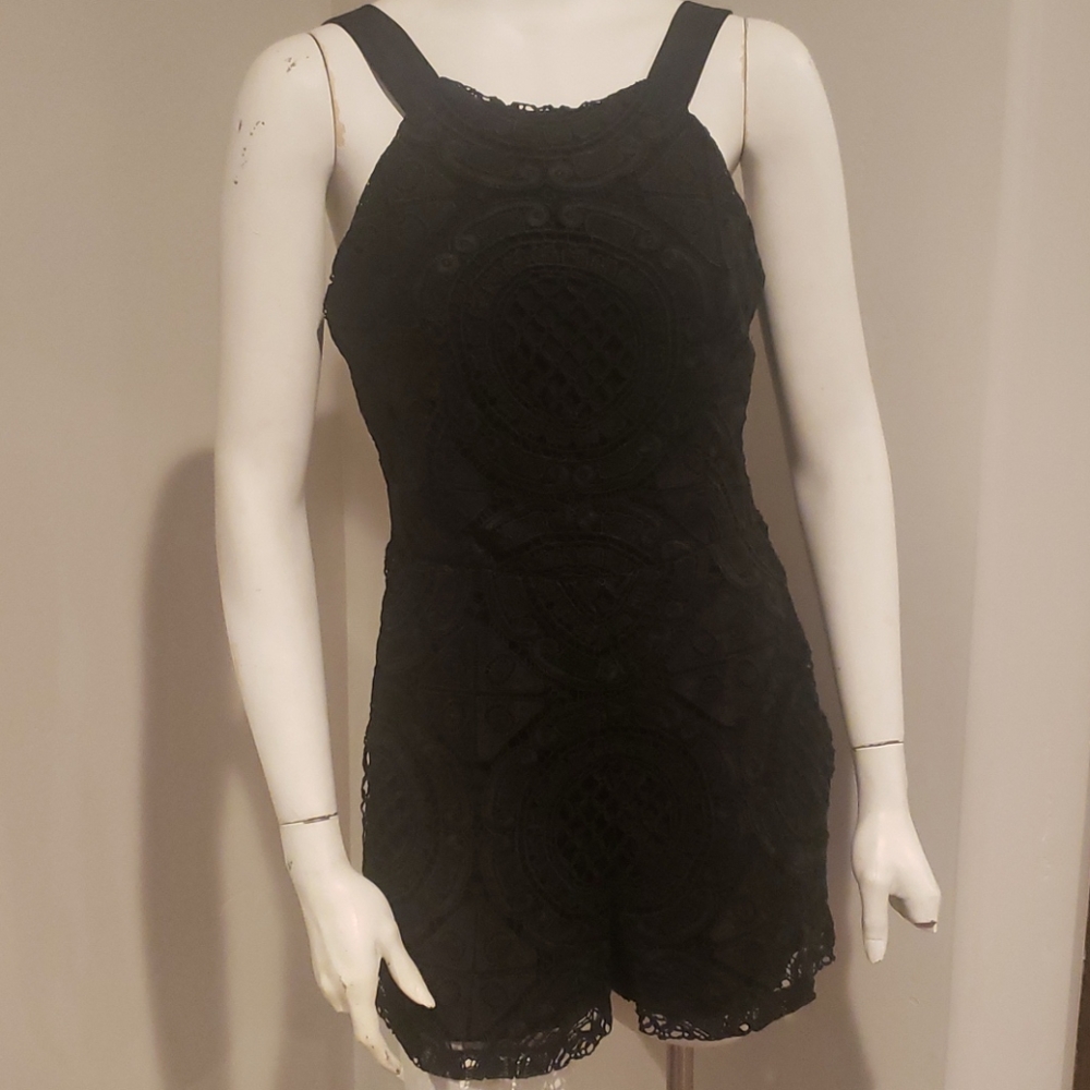 Lace detail, open back romper🤩